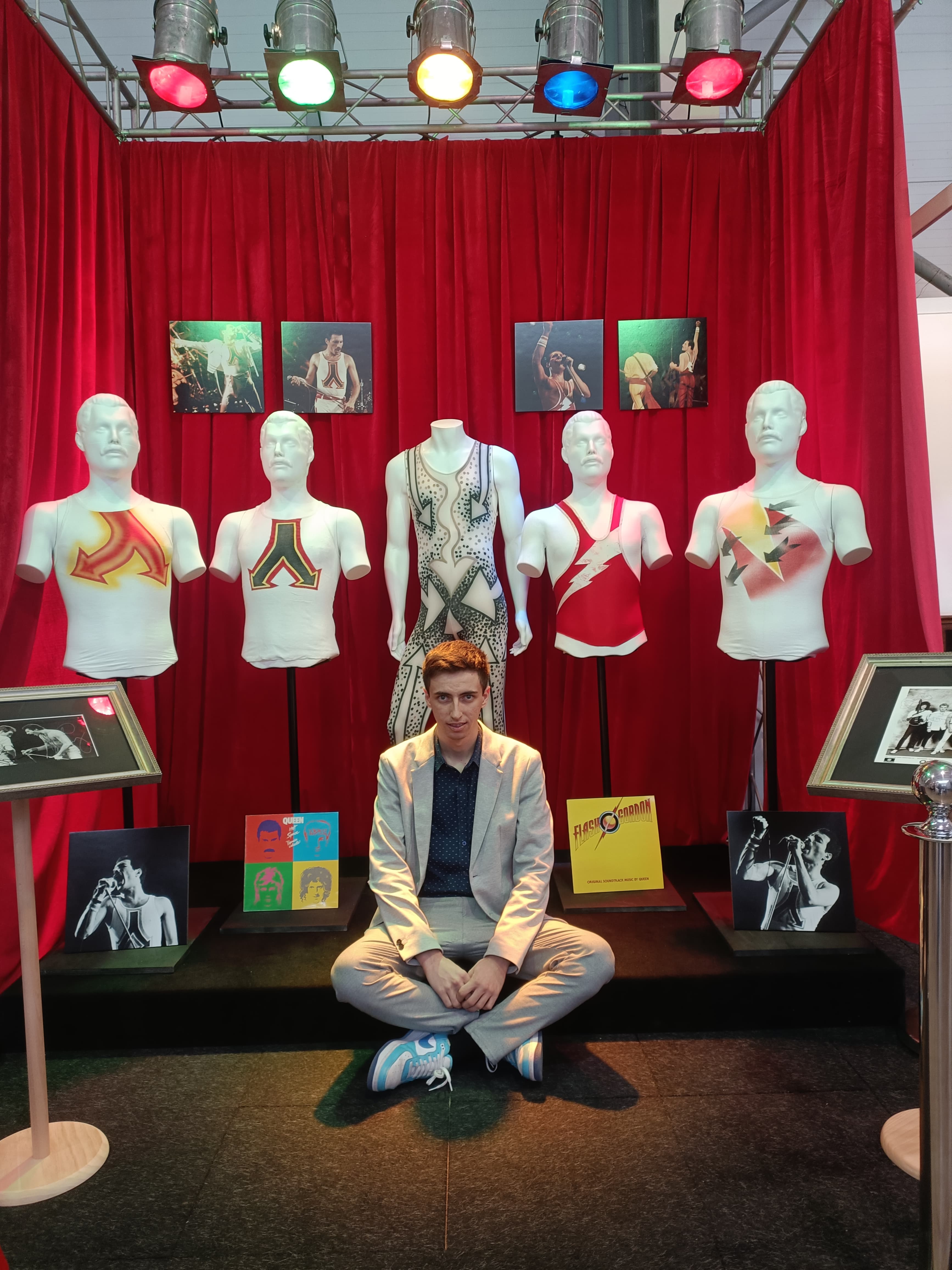 Adria Codina de La Casa del Coleccionista con su coleccion de objetos personales y vestuario de Freddie Mercury cantante de Queen